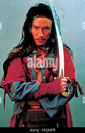 Data di rilascio: dicembre 22, 2000. Il titolo del filmato: Crouching Tiger Hidden Dragon. STUDIO: Uniti Cina visione. Trama: la scomparsa di un magico giada speroni di spada di una vista mozzafiato sulla ricerca del tesoro mancante. Li è amareggiato per la perdita della sua spada di giada e la sua non ricambiato perseguimento di Yu è ulteriormente complicata dalla misteriosa intrusione di un assassino. L'identità dell'assassino viene gradualmente svelata come un altro toccante racconto di amore comincia a Ravel con quella di Li e Yu contro lo sfondo della Cina occidentale il magnifico paesaggio. Nella foto: . Foto Stock