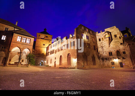 Piazza interna di Schloss Heidelberg durante la notte Foto Stock