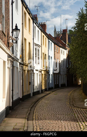 Regno Unito, Inghilterra, nello Yorkshire, Hull, Prince Street, dipinte in colori pastello terrazza del centro storico case in stretta corsia di ciottoli Foto Stock