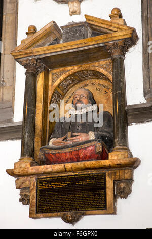 Regno Unito, Inghilterra, nello Yorkshire, Hull, Chiesa della Santa Trinità, memoriale del predicatore Thomas Whincop d1624 in Età elisabettiana costume Foto Stock