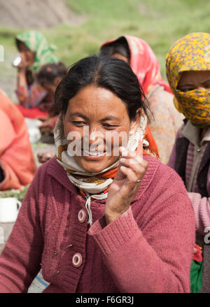 Donna indiana operai stradali in abito tradizionale dalla regione himalayana di Himachal Pradesh Foto Stock