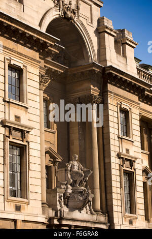 Regno Unito, Inghilterra, nello Yorkshire, Hull, Alfred Gelder Street, seduto statua classica sul lato della Guildhall Foto Stock