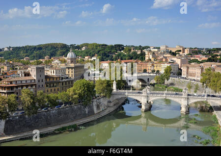 Italia, Roma, fiume Tevere, Ponte Vittorio Emanuele II visto da Castel Sant'Angelo Foto Stock