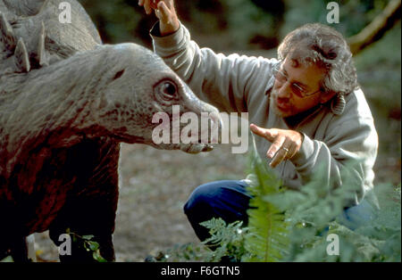 Data di rilascio: 16 luglio 2001. Il titolo del filmato: Jurassic Park III. STUDIO: Universal Pictures. Trama: avventura si scatena quando la celebre paleontologo DR. Alan Grant (Sam Neill) accetta di accompagnare un ricco adveturer (William H. Macy) e sua moglie (Tea Leoni) su un tour aereo di Isla Sorna, InGen dell ex terreno fertile per le creature preistoriche. Ma quando sono spaventosamente filamento, dottor Grant scopre che il suo host non sono quello che sembrano e l'isola nativo di abitanti sono più intelligente, più veloce, più agguerrita e più brutali del egli mai immaginato. Nella foto: il Direttore Steven Spielberg. Foto Stock