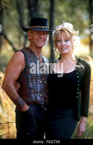 Mar 06, 2001; Los Angeles, CA, Stati Uniti d'America; PAOLO HOGAN come Mick & LINDA KOZLOWSKI in "Crocodile Dundee in Los Angeles'.. (Credito Immagine: ) Foto Stock