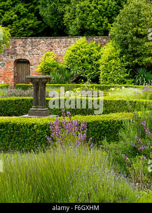 Vista attraverso il piccolo giardino murato a Newstead Abbey vicino Ravenshead NOTTINGHAMSHIRE REGNO UNITO Inghilterra ex casa di Lord Byron Foto Stock