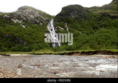 Le maestose cascate a Steall tumbling nell'acqua di Nevis profondo in Glen Nevis Foto Stock