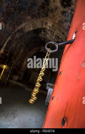 Chiave di ferro e dorato catena pendenti. Foto Stock