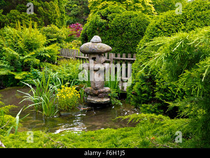 Vista sul Giardino Giapponese a Newstead Abbey vicino Ravenshead NOTTINGHAMSHIRE REGNO UNITO Inghilterra ex casa di Lord Byron Foto Stock