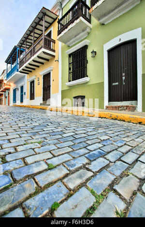 Stile coloniale spagnolo di facciate e ciottoli, Old San Juan, Puerto Rico Foto Stock