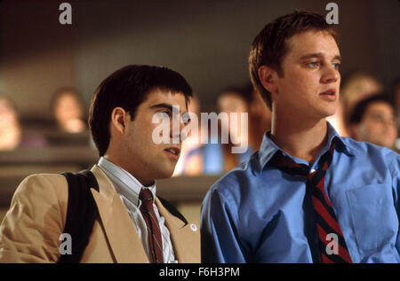 Feb 01, 2002; Hollywood, CA, Stati Uniti d'America; Jason Schwartzman (sinistra) come Ethan Dulles e del Devon Sawa come Dave Goodman nella commedia "lackers'' diretto da Dewey scheggiature. Foto Stock