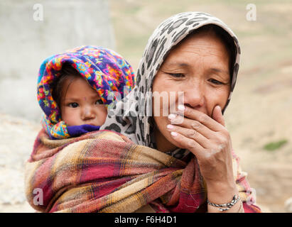 Donna indiana e baby dalla regione himalayana di Himachal Pradesh Foto Stock