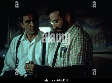 Data di rilascio: dicembre 20, 1990 il titolo del filmato: Awakenings STUDIO: Columbia Pictures Corporation direttore: il Marshall del penny Trama: un nuovo medico si ritrova con un reparto pieno di pazienti in coma ipoglicemico. Egli è disturbato da loro e il fatto che essi hanno stato comatoso per decenni senza alcuna speranza di alcuna cura. Quando egli trova un possibile indurimento chimico egli ottiene il permesso di provare su uno di essi. Quando il primo paziente si risveglia, egli è ora un adulto avente andato in coma nei suoi anni dell'adolescenza in anticipo. La pellicola poi piaceri nella nuova consapevolezza dei pazienti e quindi sulle reazioni dei loro parenti per le modifiche in Foto Stock