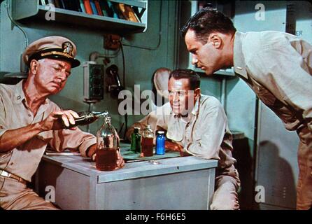 1955, il titolo del film: Mister Roberts, direttore: JOHN FORD, Studio: WARNER, nella foto: Henry Fonda, JACK LEMMON, William Powell, curioso, versando, bere, esperimento, incuriosito, uniforme militare, uniforme militare, alcol. (Credito Immagine: SNAP) Foto Stock