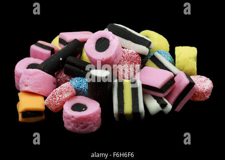 Una pila di liquirizia allsorts candy isolati su sfondo nero Foto Stock