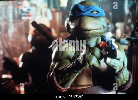 Data di rilascio: Marzo 30, 1990 il titolo del filmato: Teenage Mutant Ninja tartarughe STUDIO: 888 Productions direttore: Steve Barron Trama: un quartetto di tartarughe umanoide addestrati da loro mentore in ninjitsu deve imparare a tirare insieme per affrontare la minaccia della trinciatrice e il clan del piede. Nella foto: David Forman come Leonardo. (Credito Immagine: c 888 produzioni/Entertainment Immagini) Foto Stock