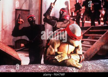 Data di rilascio: Marzo 30, 1990 il titolo del filmato: Teenage Mutant Ninja tartarughe STUDIO: 888 Productions direttore: Steve Barron Trama: un quartetto di tartarughe umanoide addestrati da loro mentore in ninjitsu deve imparare a tirare insieme per affrontare la minaccia della trinciatrice e il clan del piede. Nella foto: Josh Pais come Raffaello e il clan del piede. (Credito Immagine: c 888 produzioni/Entertainment Immagini) Foto Stock