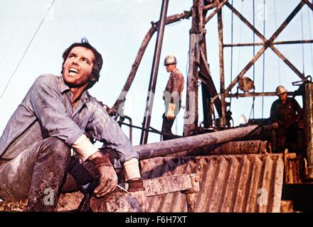 1970, il titolo del film: Cinque pezzi facili, Direttore: BOB RAFELSON, nella foto: Sito in costruzione, Jack Nicholson, lavoratori, duro, Oil Rig, sporchi, lavorando, accovacciato, inginocchiata, stanchi, esausto. (Credito Immagine: SNAP) Foto Stock