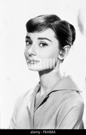 1957, il titolo del film: Funny Face, Direttore: Stanley Donen, Studio: Paramount, nella foto: Audrey Hepburn, colpo alla testa, capelli - BUN, ritratto. (Credito Immagine: SNAP) Foto Stock