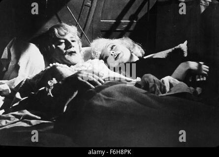 1959, il titolo del film: A QUALCUNO PIACE CALDO, Direttore: Billy Wilder, Studio: UA, nella foto: 1959, letto (A/A), abbigliamento, trascinare, JACK LEMMON, MARILYN MONROE, treno, QUEER, mimica. (Credito Immagine: SNAP) Foto Stock