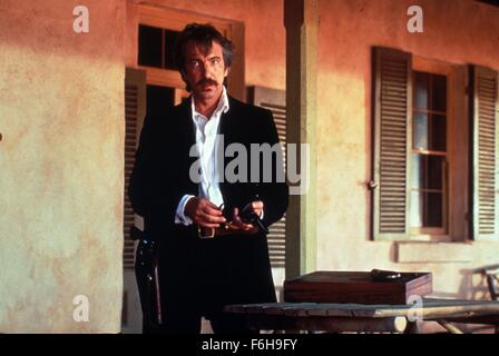 Data di rilascio: ottobre 17, 1990 Titolo: Quigley giù sotto studio: MGM DIRETTORE: Simon Wincer trama: Sharpshooter Matt Quigley è assunto dal Montana da un australiano proprietario terriero di pagare un prezzo molto alto. Ma quando Quigley arriva giù sotto, non tutto è come sembra. Nella foto: Alan Rickman come Elliott Marston. (Credito Immagine: c MGM/Entertainment Immagini) Foto Stock