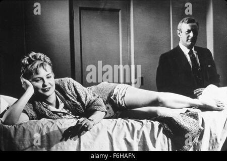 1957, il titolo del film: tre facce di EVA, Direttore: NUNNALLY JOHNSON, Studio: volpe, nella foto: 1957, PREMI - Accademia, Miglior Attrice, LEE J COBB, JOANNE WOODWARD, reclinato letto (A/A), VOYEUR, sguardo fisso lo sguardo maschile, suit, giocoso flirt, Oscar rétro. (Credito Immagine: SNAP) Foto Stock