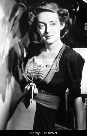 1940, il titolo del film: LETTERA, Direttore: William Wyler, Studio: WARNER, nella foto: BETTE DAVIS, William Wyler, reclinato lo sguardo lontano, ritratto, poste. (Credito Immagine: SNAP) Foto Stock