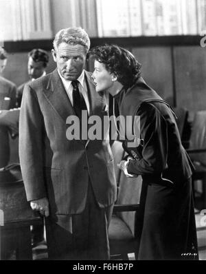 1949, il titolo del film: costola di Adamo, Direttore: George Cukor, Studio: MGM, nella foto: Katharine Hepburn Spencer Tracy, Corte, sussurra, segreto, grave. (Credito Immagine: SNAP) Foto Stock