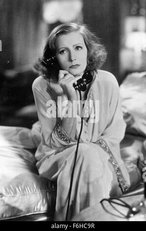 1932, il titolo del film: GRAND HOTEL, Direttore: EDMUND GOULDING, Studio: MGM, nella foto: GRETA GARBO, EDMUND GOULDING. (Credito Immagine: SNAP) Foto Stock