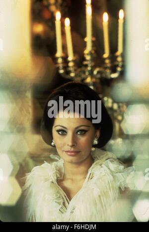 1966, il titolo del film: CONTESSA DI HONG KONG, Direttore: Charles Chaplin, nella foto: elegante, Sophia Loren, Candela, orecchini, colpo alla testa, candelabri. (Credito Immagine: SNAP) Foto Stock