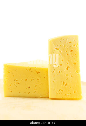 Formaggio giallo fotografato vicino fino su sfondo bianco Foto Stock