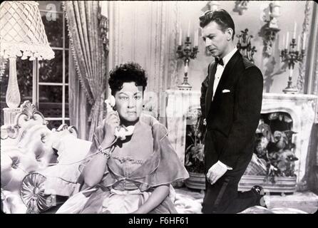 1953, il titolo del film: CALL ME SIGNORA, Direttore: WALTER LANG, Studio: volpe, nella foto: sconvolto, ETHEL MERMAN, Donald O'Connor, telefonare, preoccupazione, cattive notizie, shock, intercettazioni, ricchi, camino, lampada, TUXEDO, formale, telefono, disperazione. (Credito Immagine: SNAP) Foto Stock