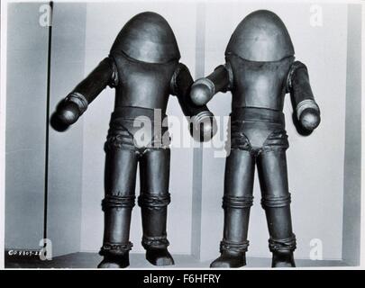 1956, il titolo del film: TERRA VS. I battenti piattini, Direttore: FRED F. SEARS, Studio: Columbia, nella foto: gli alieni, SCI-FI, metallici, metallo, casco, robot. (Credito Immagine: SNAP) Foto Stock