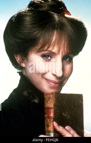 Data di rilascio: Dicembre 9, 1983 il titolo del filmato: Yentl direttore: Barbra Streisand STUDIO: United Artists trama: una ragazza ebrea si traveste se stessa come un ragazzo per inserire la formazione religiosa nell'immagine: Barbra Streisand come Yentl (credito Immagine: c United Artists/Entertainment Immagini) Foto Stock