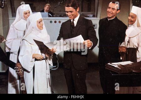 1966, il titolo del film: CANTO NUN, Direttore: HENRY KOSTER, Studio: MGM, nella foto: ENSEMBLE, CHAD EVERETT, HENRY KOSTER, Ricardo Montalban. (Credito Immagine: SNAP) Foto Stock