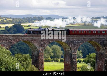 LMS Giubileo Classe Leander treno a vapore sul arrivino a Carlisle la linea ferroviaria su asciutto Beck viadotto, Armathwaite, Cumbria, Regno Unito. Foto Stock