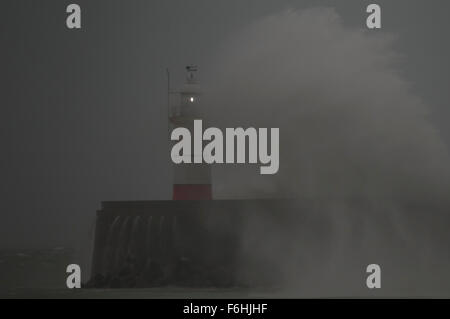 Newhaven, East Sussex, Regno Unito. 17th novembre 2015. La tempesta di crepuscolo Barney batta il braccio e faro ovest. Foto Stock