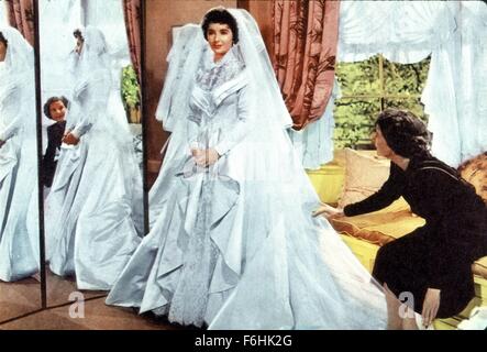1950 Il Titolo Del Film Padre Della Sposa Direttore Vincente Minnelli Studio Mgm Nella Foto Abbigliamento Specchio Elizabeth Taylor Abito Da Sposa Riflessione Spogliatoio Dress Maker Credito Immagine Snap Foto Stock Alamy 1950 Il Titolo Del Film Padre Della Sposa Direttore Vincente Minnelli Studio Mgm Nella Foto Abbigliamento Specchio Elizabeth Taylor Abito Da Sposa Riflessione Spogliatoio Dress Maker Credito Immagine Snap Foto Stock Alamy
