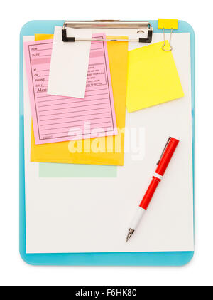 Appunti e note con la penna isolato su uno sfondo bianco. Foto Stock