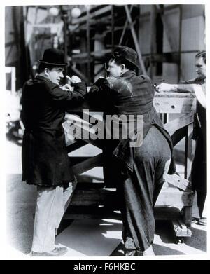 1937, il titolo del film: MODO FUORI WEST, Direttore: JAMES HORNE, Studio: MGM, nella foto: Oliver Hardy, JAMES HORNE, Laurel e Hardy. (Credito Immagine: SNAP) Foto Stock