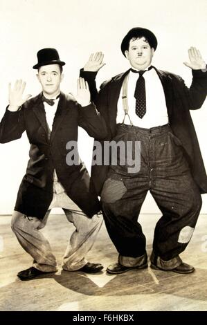 1937, il titolo del film: MODO FUORI WEST, Direttore: JAMES HORNE, Studio: MGM, nella foto: Oliver Hardy, JAMES HORNE, Laurel e Hardy. (Credito Immagine: SNAP) Foto Stock