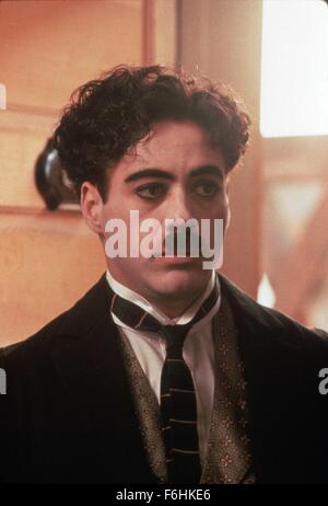 1992, il titolo del film: CHAPLIN, Direttore: Richard Attenborough, Studio: CAROLCO, nella foto: Richard Attenborough, carattere, Charles Chaplin, Robert Downey Jr. (Credito Immagine: SNAP) Foto Stock