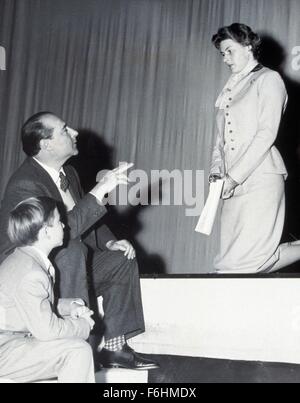 1954, il titolo del film: Giovanna d Arco al rogo, Direttore: Roberto Rossellini, Studio: STOLL THEATRE, nella foto: INGRID BERGMAN, famiglie (reale), Inghilterra Londra, RENZO ROSSELLINI, Roberto Rossellini. (Credito Immagine: SNAP) Foto Stock