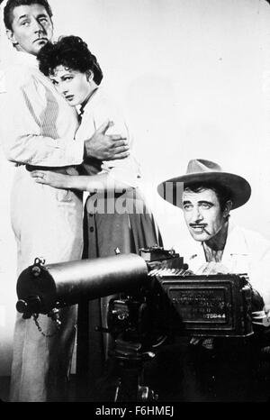 1956, il titolo del film: BANDIDO, Direttore: Richard Fleischer, Studio: UA, nella foto: STUDIO, Robert Mitchum, Gilbert Roland, URSULA THIESS, ritratto, passiva, femmina maschio protettivo, la preoccupazione, fumatori, pistola, guerra, MOUSTACH. (Credito Immagine: SNAP) Foto Stock