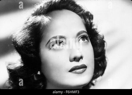 1941, il titolo del film: con affetto il vostro, Direttore: LLOYD BACON, Studio: WARNER, nella foto: innocente, MERLE OBERON, colpo alla testa, guardando in alto, tutte le labbra. (Credito Immagine: SNAP) Foto Stock