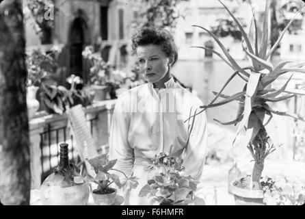 1955, il titolo del film: Estate, Direttore: David LEAN, Studio: UA, nella foto: Katharine Hepburn, DAVID LEAN, impianti di irrigazione, la preoccupazione, triste, tristezza, disperazione, piante, piante in vaso, cactus e piante grasse, fuori all'aperto, soleggiato, FILM STILL. (Credito Immagine: SNAP) Foto Stock