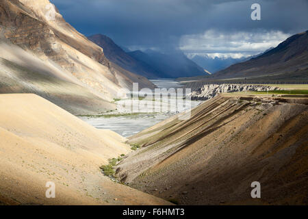 Le formazioni rocciose di fiumi e di erosione in spiti river, Himachal Pradesh, India del nord Foto Stock