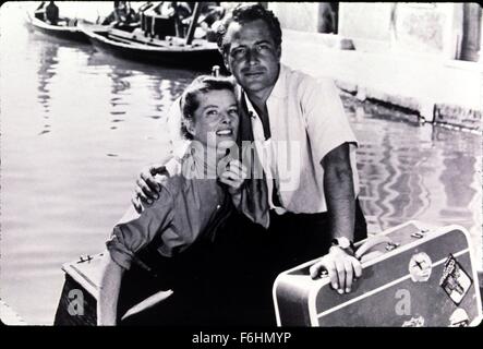 1955, il titolo del film: Estate, Direttore: David LEAN, Studio: UA, nella foto: Rossano Brazzi, Katharine Hepburn, ferie, vacanze, fuori all'aperto, Fiume, acqua, Gondola, barca, bagagli, giovane, soleggiato, VENEZIA, Italia. (Credito Immagine: SNAP) Foto Stock