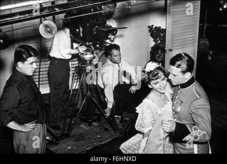 1939, il titolo del film: GUNGA DIN, Direttore: STEVENS GEORGE, Studio: RKO, nella foto: dietro le quinte, direttore dirige, Douglas Fairbanks Jr, JOAN FONTAINE, STEVENS GEORGE. (Credito Immagine: SNAP) Foto Stock