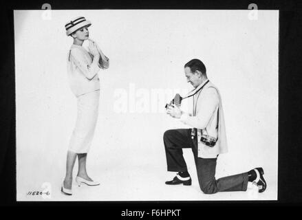 1957, il titolo del film: Funny Face, Direttore: Stanley Donen, Studio: Paramount, nella foto: Fred Astaire, Stanley Donen, Audrey Hepburn. (Credito Immagine: SNAP) Foto Stock